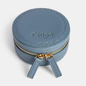 Trousse bleue sur-mesure pour Chloé, image de couverture d'un article détaillant le développement de packagings de luxe par Anaïk.