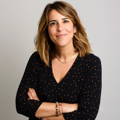 Portrait de Julie Fullana, attachée de presse d'Anaïk, votre contact privilégié pour toute demande média.