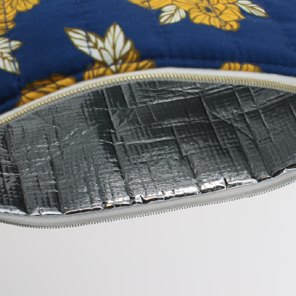 Vue de l'intérieur de la trousse florale, montrant la doublure isolante en feuille d'aluminium conçue pour garder les produits au frais.