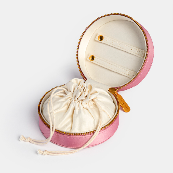 Boîte à bijoux Gucci ouverte, montrant l'intérieur doublé de satin crème, un pochon de protection amovible et des lanières de rangement dans le couvercle.