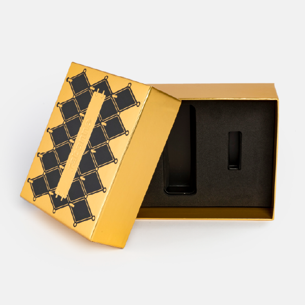 Le coffret cadeau Rabanne ouvert, avec le couvercle posé à côté de la base. L'intérieur contient un calage en mousse noire avec des découpes pour les produits.