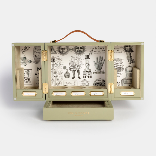 Vue de face du coffret Penhaligon's Potions complètement ouvert, révélant les illustrations de style apothicaire, les compartiments et le tiroir inférieur siglé.