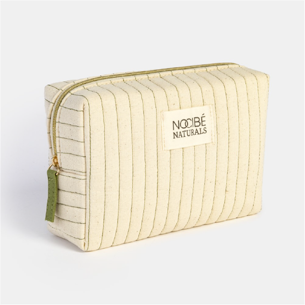 Vue de trois-quarts de la trousse Nocibé Naturals en coton certifié GOTS, avec un design matelassé crème et une étiquette logo.