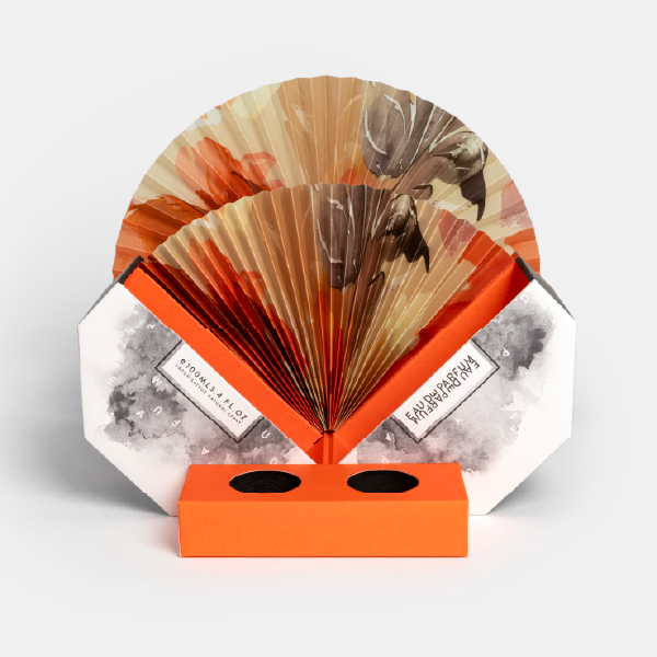 Vue de face du coffret avec son mécanisme d'éventail pop-up déployé et son insert de calage orange vide au premier plan.
