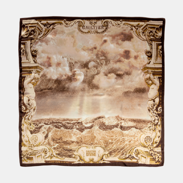 Vue du furoshiki en soie carré entièrement déplié, révélant l'intégralité de son imprimé représentant une mer déchaînée dans un cadre baroque.