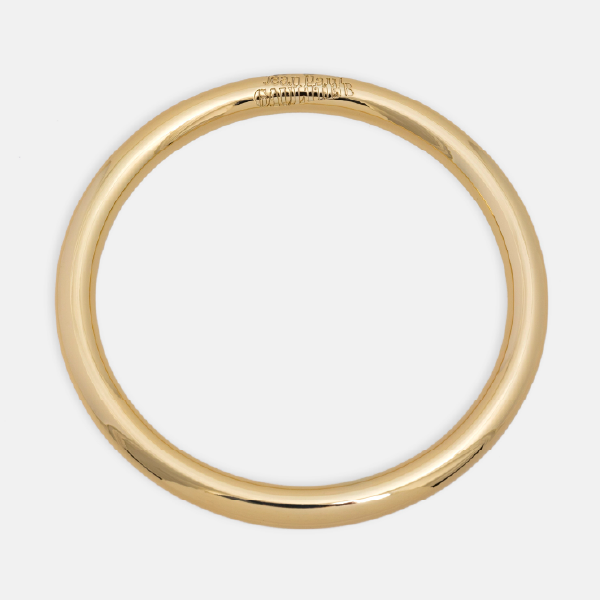 Vue de face de la bague-bijou en métal doré, utilisée pour transformer le furoshiki en sac.