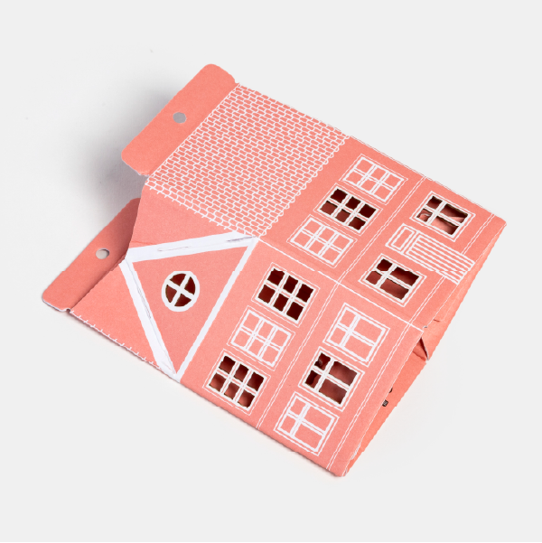 La maisonnette en papier rose Pandora dépliée à plat, montrant sa structure et ses découpes de fenêtres avant montage.