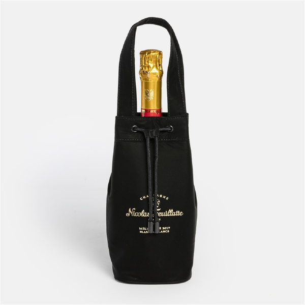 Le pochon noir en velours pour bouteille de champagne Nicolas Feuillatte, vu de face avec une bouteille à l'intérieur, mettant en évidence son anse.