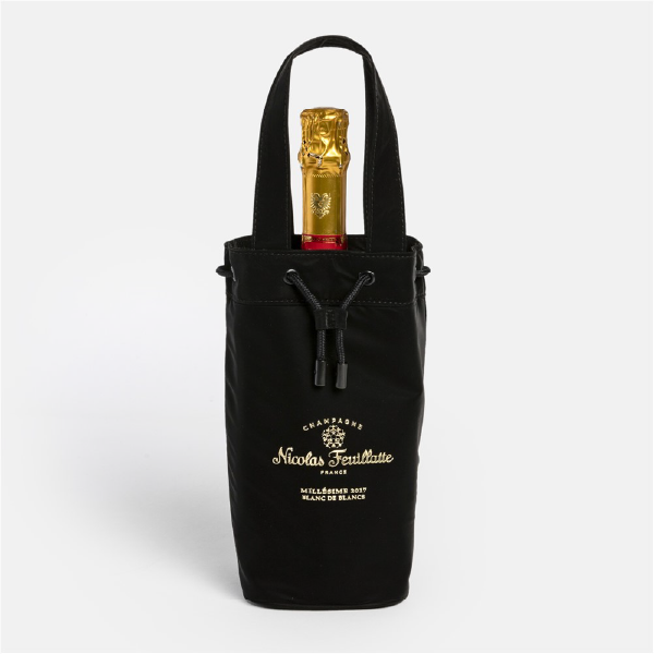 Vue de face du pochon noir en velours rPET pour bouteille de champagne, avec son logo doré et son cordon de serrage.