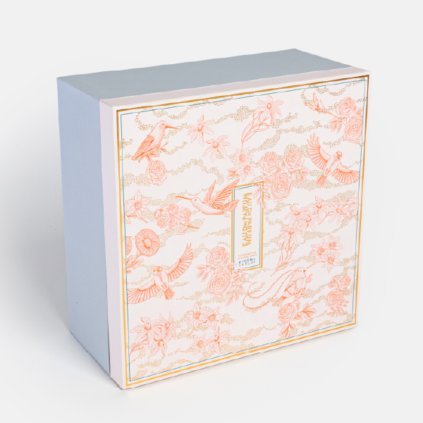 Le calendrier de l'Avent cubique, entièrement fermé, montrant son design extérieur avec un motif illustré d'oiseaux et de fleurs.