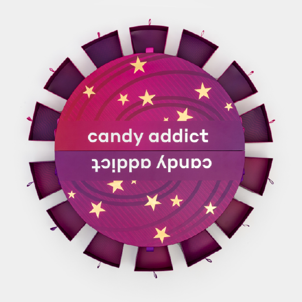 Vue de dessus du calendrier Candy Addict ouvert, formant un cercle complet avec tous les petits tiroirs ouverts en éventail autour du centre.