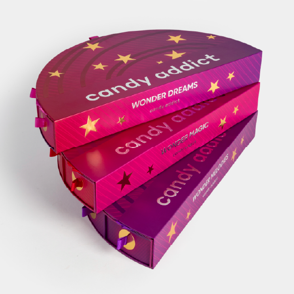 Les trois modules en demi-cercle du calendrier empilés et légèrement décalés, montrant les différents designs et noms sur chaque niveau.