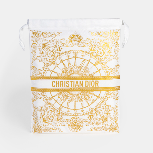 Pochon plat Christian Dior en coton 100% recyclé blanc, orné d'une impression dorée complexe de style baroque avec une horloge et le logo au centre.