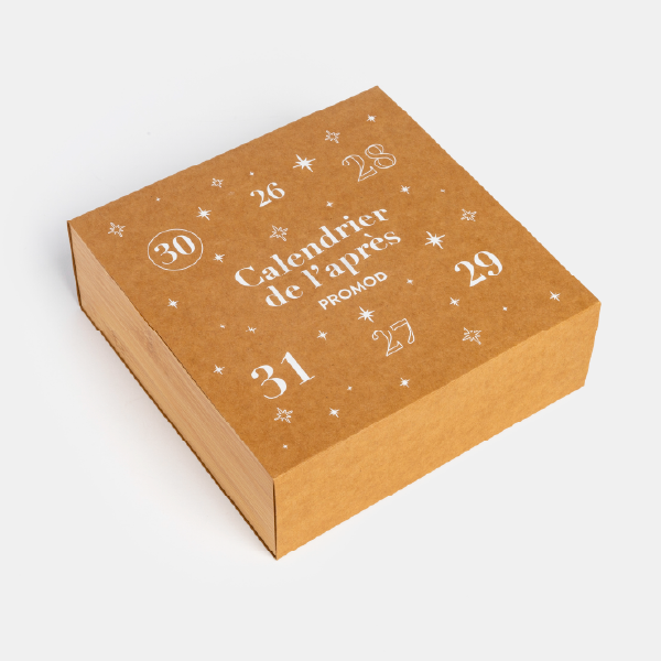 Vue de la boîte carrée en carton kraft du Calendrier de l'après Promod, fermée, avec les numéros et étoiles imprimés en blanc.