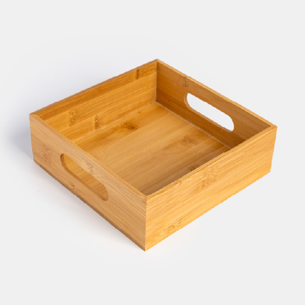 Le plateau carré en bambou vide, avec ses poignées découpées, conçu pour être réutilisé comme objet de décoration.