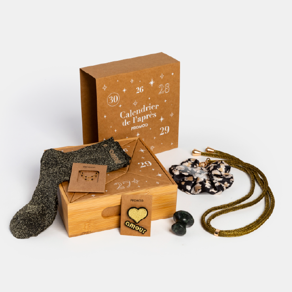 Vue d'ensemble du Calendrier de l'après Promod avec son plateau en bambou, sa boîte, et les cadeaux : chaussettes, chouchou, cordon, patch, etc.
