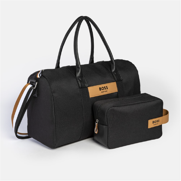 Ensemble sac week-end et trousse de toilette assortie Hugo Boss, en toile noire avec détails en PU camel et sangle tricolore signature.