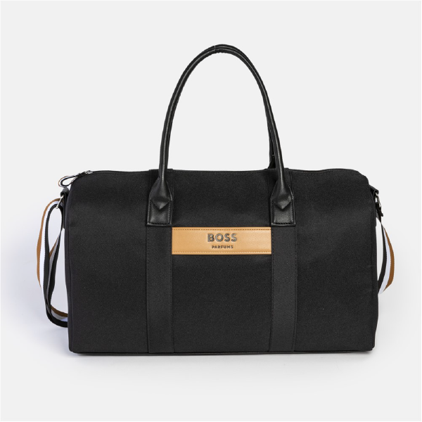 Vue de face du sac week-end corporate Hugo Boss en toile noire, avec ses anses, sa sangle amovible et son patch logo central en PU camel.