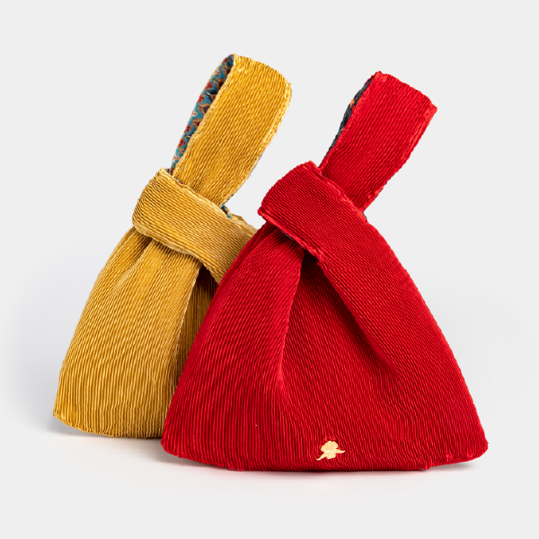 Deux sacs "Kinchaku" Sisley en satin plissé rPET, l'un en jaune doré et l'autre en rouge vibrant, présentés ensemble.