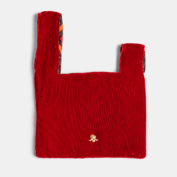 Vue à plat du sac Sisley en satin plissé rouge, montrant sa forme et le monogramme Sisley en métal doré dans le coin.