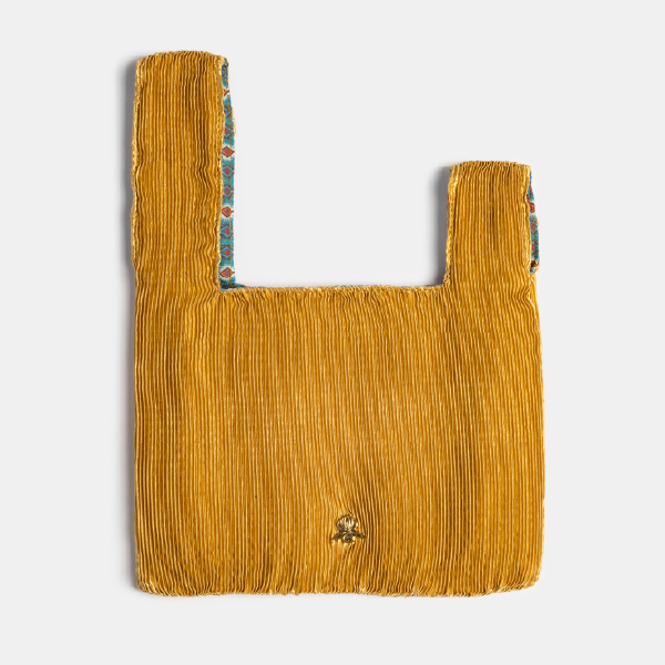 Vue à plat du sac Sisley en satin plissé jaune, montrant sa forme avec le monogramme de Sisley en métal.