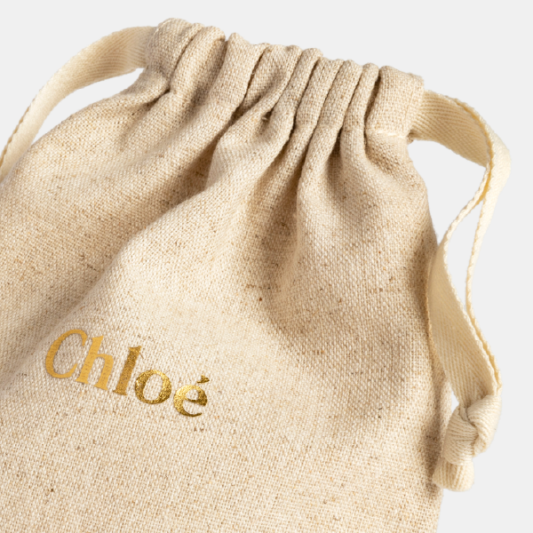 Vue rapprochée du haut du pochon Chloé, mettant en évidence les fronces élégantes du tissu et le cordon de serrage en matière naturelle.
