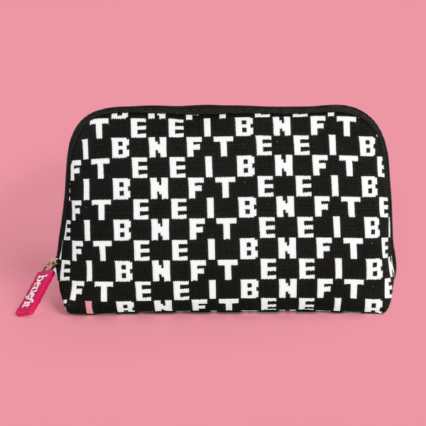 Trousse Benefit en maille 3D technique noir et blanc, avec un motif typographique et une tirette de zip rose.