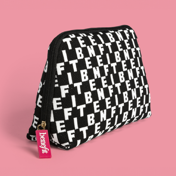 Vue de trois-quarts de la trousse Benefit en maille 3D, montrant sa forme structurée et autoportante grâce à sa matière innovante en rPET.