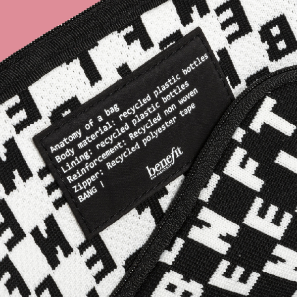 Gros plan sur l'étiquette intérieure "Anatomy of a bag" de la trousse Benefit, détaillant l'utilisation de matériaux recyclés comme le rPET pour le corps et la doublure.