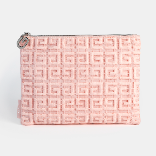 Vue de face de la trousse plate Givenchy en guipure rPET rose pâle, ornée du motif monogramme 4G en broderie et d'une fermeture éclair argentée.