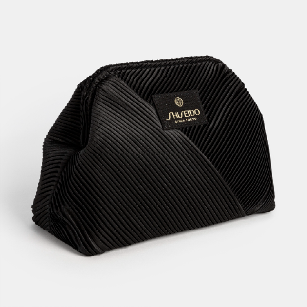 Vue de trois-quarts de la trousse Shiseido, mettant en valeur sa forme et sa surface en rPET entièrement plissée.