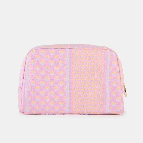 Vue de face de la trousse de toilette Jacquard Bulgari. Modèle en polyester recyclé coloris rose poudré avec motifs raffinés jaunes et lilas.
