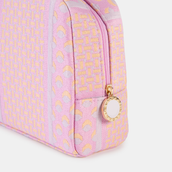Zoom sur le tissage Haute Couture de la trousse Jacquard rose Bulgari, montrant la fermeture éclair dorée et le médaillon de la marque.