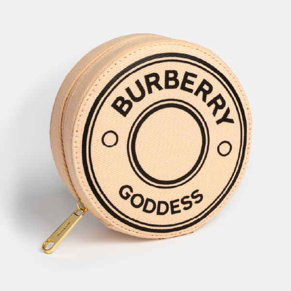Vue d'angle de la trousse à bijoux ronde Burberry, mettant en avant sa forme parfaitement maîtrisée et son logo "Burberry Goddess".