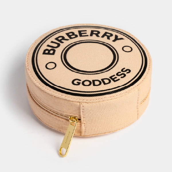 Trousse à bijoux ronde Burberry Goddess en twill de coton recyclé beige, avec logo graphique noir et fermeture éclair dorée.