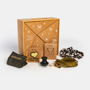 Calendrier de l’Après Promod avec coffret en bois et pochons en papier, accompagné d’accessoires créés sur mesure : bijoux, gua sha en jade, chaussettes pailletées et bandeau en tissu.