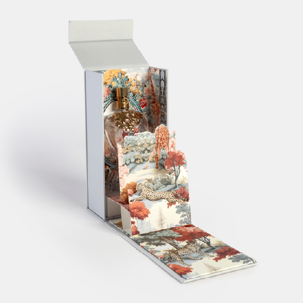 Vue d'ensemble du coffret pop-up entièrement déployé. Le diorama en papier crée une scène pour le flacon de parfum placé dans son calage.