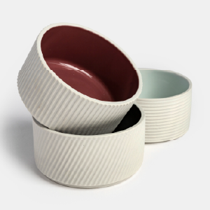 Pile de bols en céramique design, illustrant un article sur l'exploration par Anaïk de matériaux innovants comme les bioplastiques.