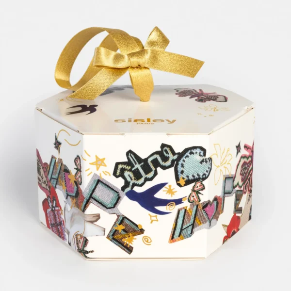 Coffret cadeau hexagonal Sisley Paris en carton blanc décoré de motifs colorés et illustrations artistiques, orné d’un ruban doré élégant.