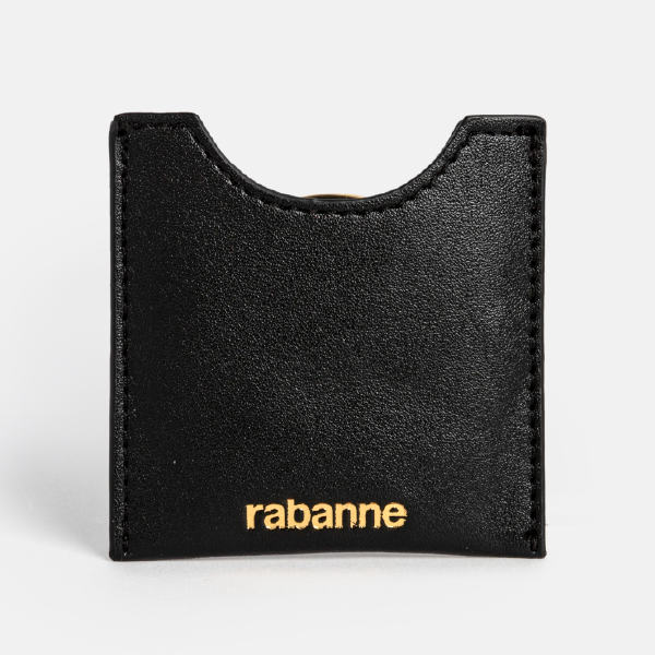 Vue de face de l'étui en simili-cuir noir pour le miroir Rabanne, avec sa découpe supérieure incurvée et son logo doré.
