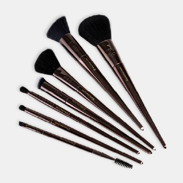 Ensemble de la gamme de pinceaux de maquillage Max Factor X, disposés en éventail, montrant les différentes tailles et formes de poils.
