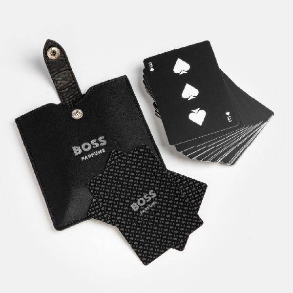 Le jeu de cartes BOSS Parfums présenté avec son porte-cartes noir ouvert, montrant le dos des cartes à monogramme et la face noire des cartes à jouer.