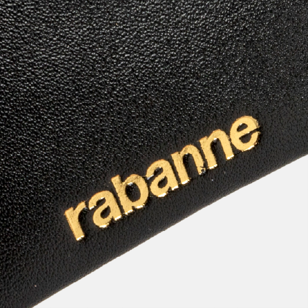 Gros plan sur le logo "rabanne" en marquage à chaud doré, appliqué sur la texture grainée de l'étui noir du miroir de poche.