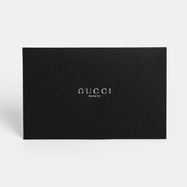 Coffret rectangulaire noir du set de marque-pages, avec le logo "GUCCI beauty" en marquage argenté au centre.