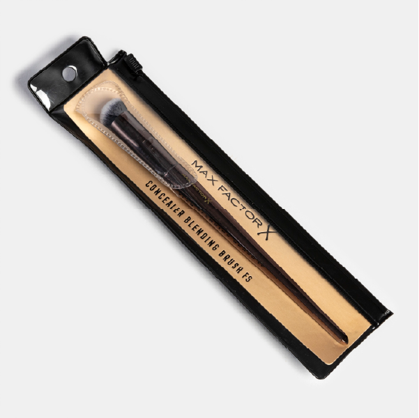 Le pinceau 'Concealer Blending Brush F5' de Max Factor X dans sa pochette de vente.