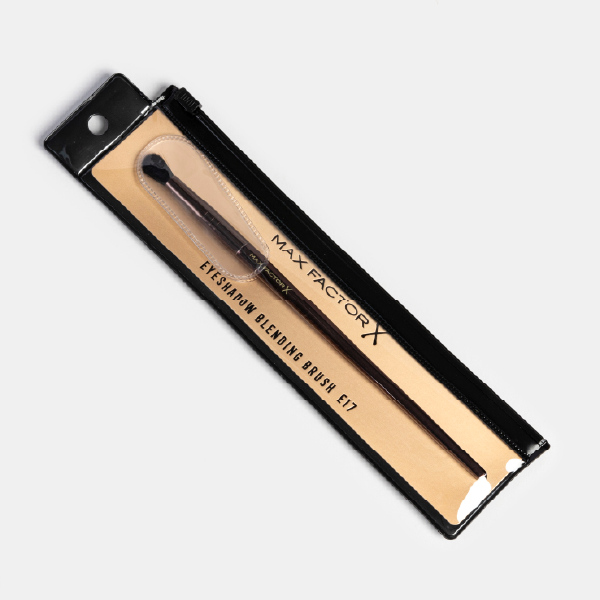 Le pinceau 'Eyeshadow Blending Brush E17' de Max Factor X dans sa pochette.