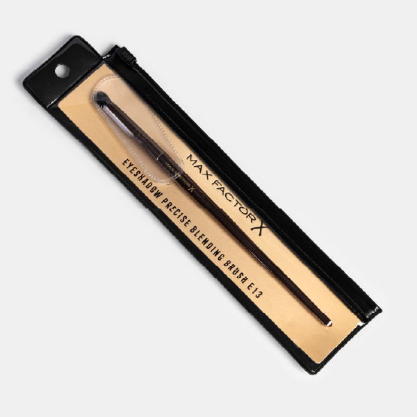 Le pinceau 'Eyeshadow Precise Blending Brush E13' de Max Factor X dans sa pochette.