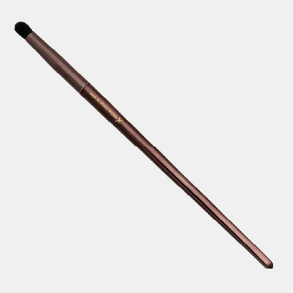 Le pinceau précision E13 pour fard à paupières de Max Factor X, avec une petite tête dense.