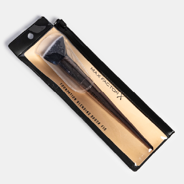 Le pinceau 'Foundation Blending Brush F10' de Max Factor X dans sa pochette de vente.