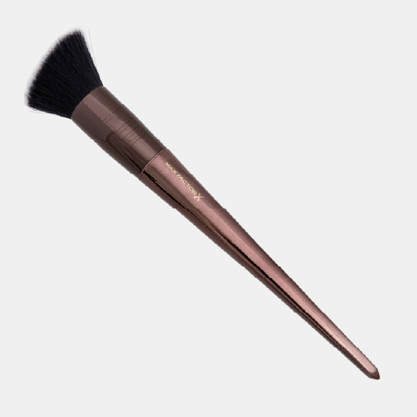 Le pinceau fond de teint F10 de Max Factor X avec sa tête plate et biseautée pour une application précise.